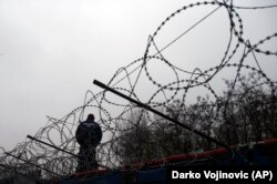 უნგრელი პოლიციელი სერბეთის საზღვართან, მიგრანტების თავშესაფრის სიახლოვეს