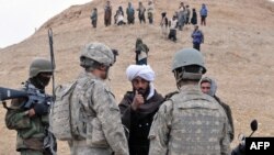 آرشیف، نیروهای امریکایی با شماری از مردم محلی در افغانستان