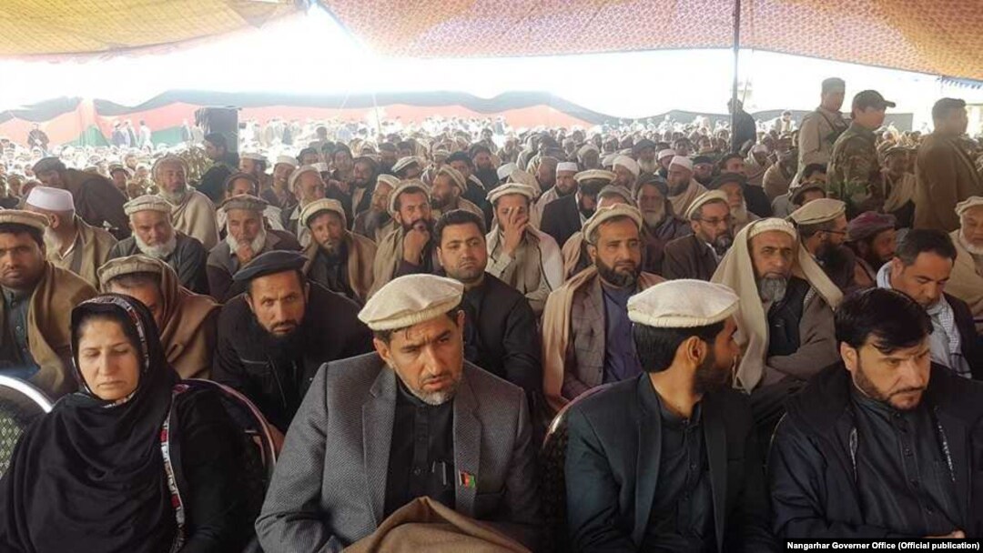 خلک د ولسمشر غني غونډه کې ناست دي