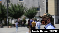Një person mban një maskë me emblemën e UÇK-së gjatë një proteste të veteranëve të UÇK-së të organizuar në Prishtinë. 