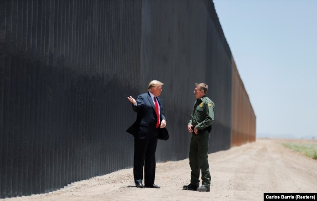 Trump gjatë vizitës së gardhit të metaltë të vendosur përgjatë kufirit me Meksikën. Ndërtimi i këtij muri, ka qenë një prej premtimeve kryesore gjatë fushatës presidenciale të vitit 2016.
