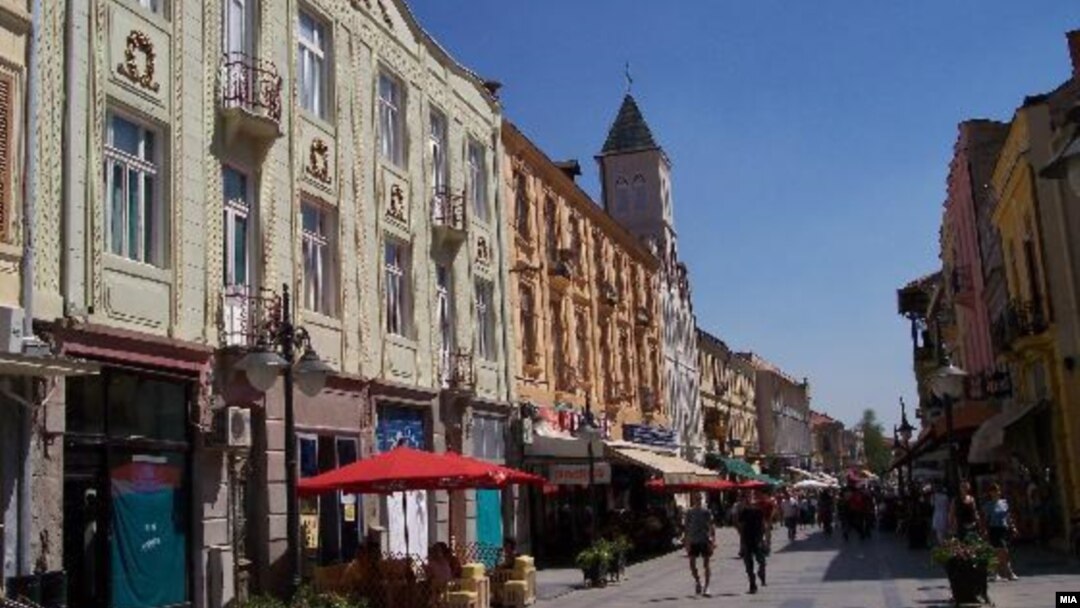 Широк Сокак во центарот на Битола.