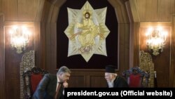 Президент України Петро Порошенко і вселенський патріарх Варфоломій І під час зустрічі в Стамбулі, 9 квітня 2018 року