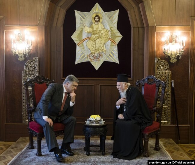 Президент України Петро Порошенко і вселенський патріарх Варфоломій І під час зустрічі в Константинополі/Стамбулі (Туреччина), 9 квітня 2018 року