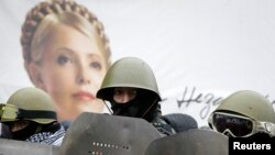 Тимошенконың суреті алдында тұрған шерушілер. Киев, 8 ақпан 2014 жыл.