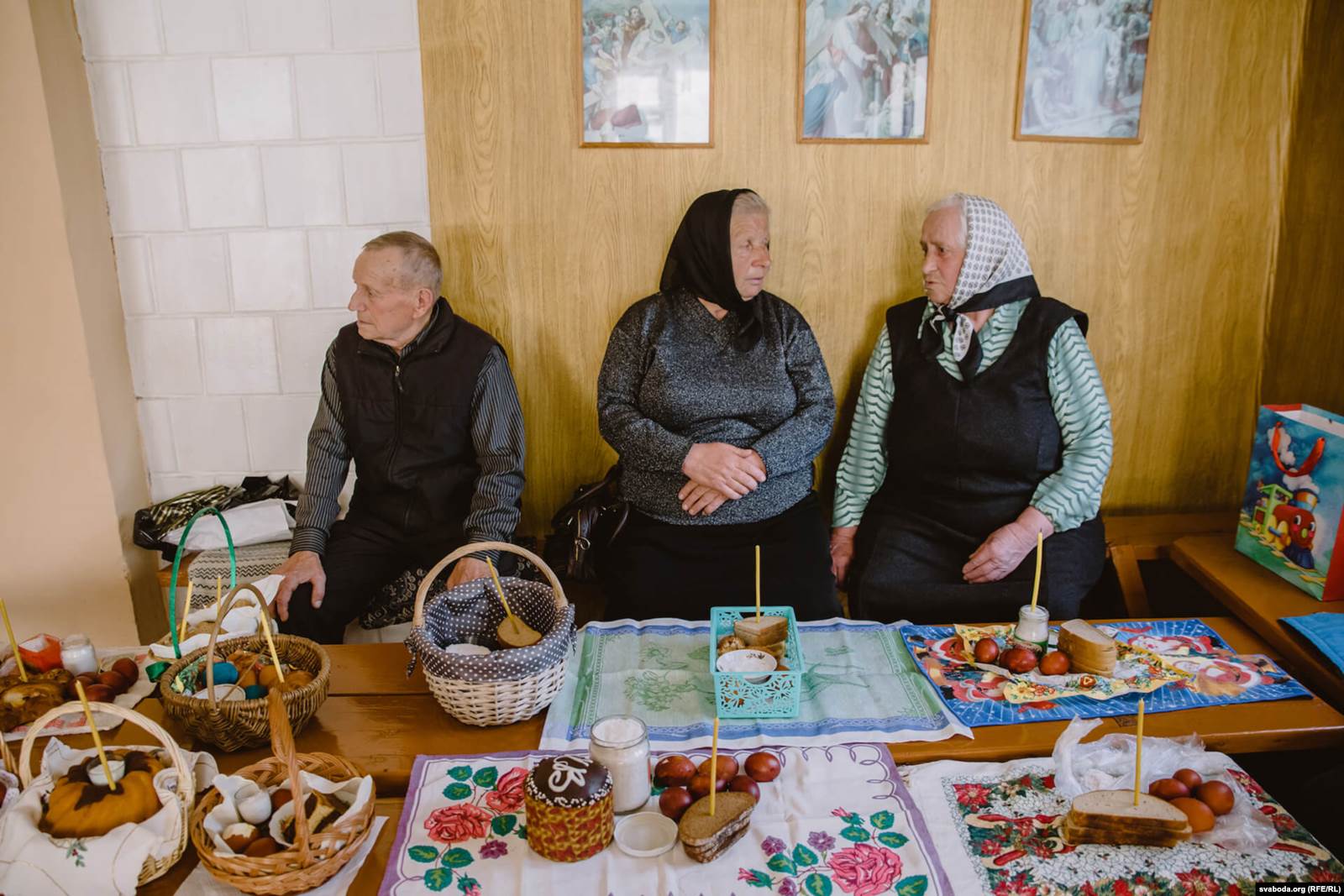 Православные принесли в часовню праздничные блюда перед Пасхой