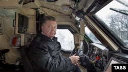 Президент України Петро Порошенко оглядає бойову броньовану машину «Дозор-Б» українського виробництва