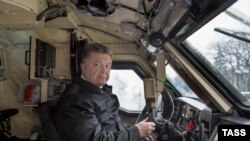 Президент Украины Петр Порошенко во время осмотра первого экземпляра нового БТР «Дозор-Б», изготовленного на Львовском бронетанковом заводе.