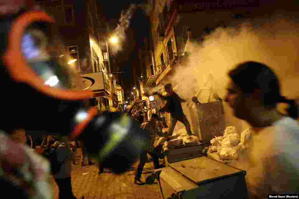 Antigovernment protesters clash with riot police near the Turkish prime minister&#39;s office in Istanbul. (Reuters/Murad Sezer)