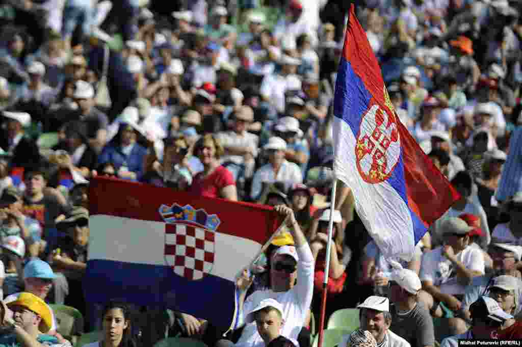 Posjetioci iz Srbije i Hrvatske na stadiono Koševu prije početka mise.