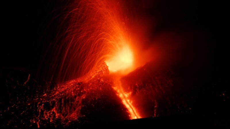 İtaliyada vulkan püskürməsində turist həlak olub