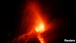 Lavă în erupția vulcanului Etna din februarie 2017