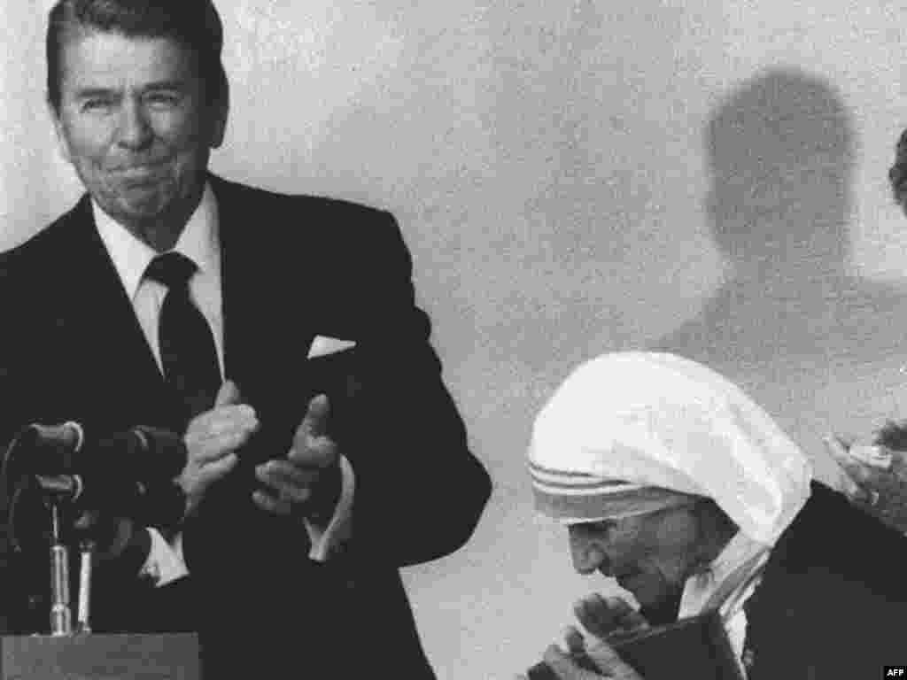 SHBA, 20 qershor 1985 - Duke marrë Medaljen e Lirisë nga ish-presidenti amerikan, Ronald Reagan. 