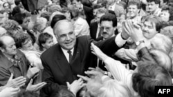 Helmut Kohl printre est-germani, septembrie 1990