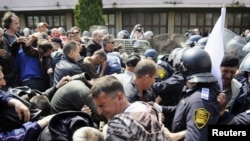 Neredi na demonstracijama u Sarajevu u aprilu 2010. godine