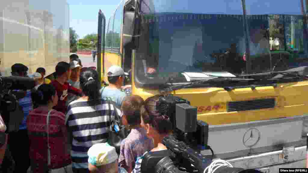 Люди садятся в автобус, который везёт их до Петропавловска, административного центра СКО. Сарыагаш, 2 июля 2016 года.