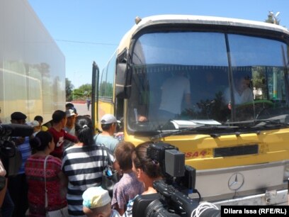 Орыс порно Суреттердің артындағы күйеуімен жыныстық позиция