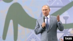 Prezident Wladimir Putin Soçide guralan sport festiwalynda söz sözleýär. 2-iýun, 2014.