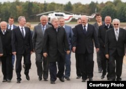 Mihail Gucerijev (u sredini) šeta sa Aleksandrom Lukašenkom. (neutvrđen datum)
