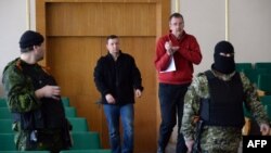 Vëzhguesit e rrëmbyer të OSBE-së të përcjellur nga separatistët prorusë arrijnë në një konferencë për shtyp në Sllovjansk 