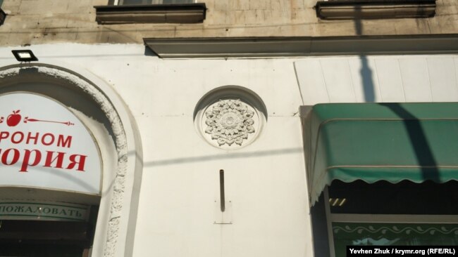Солярный символ на доме №62 по улице Ленина