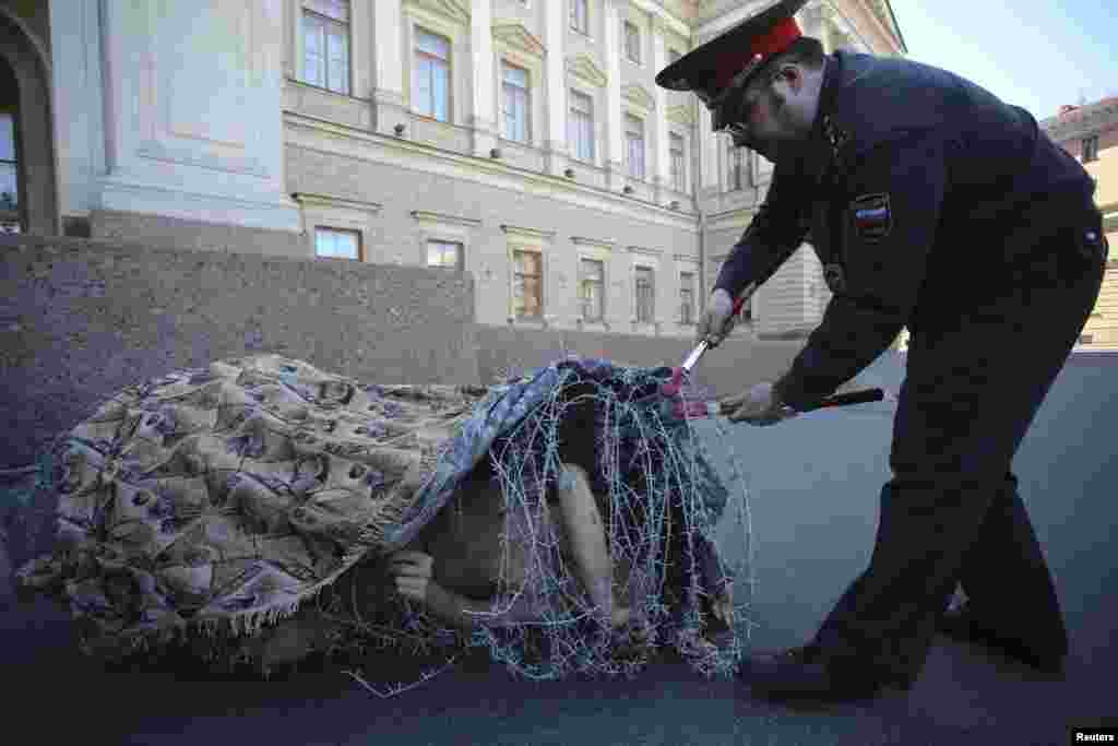 3 май 2013 ел, Петербурның Канун чыгару җыелышы янында "Түшкә" дип аталган чара.