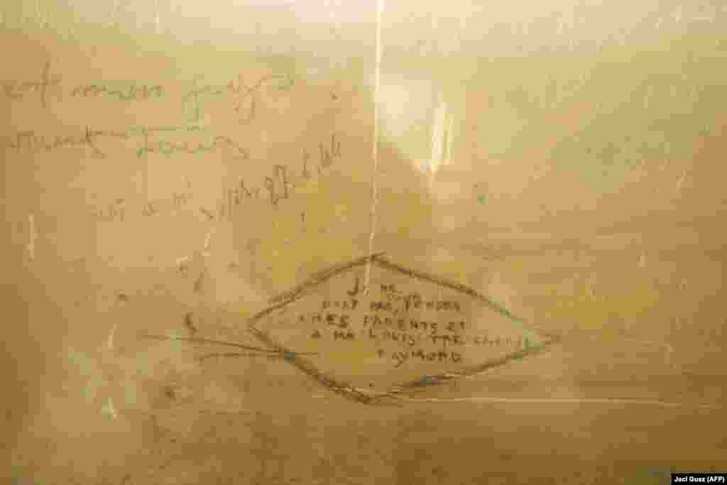 Надпись на стенах бывшей штаб-квартиры гестапо в Париже. В сообщении, похоже, говорится: &laquo;Я не сплю. Думаю о моих родителях и моей дорогой Луизе&raquo;.