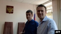 Aleksei Navalny (djathtas) dhe vëllau i tij Oleg në gjykatë 