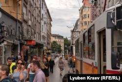 Ljudi izlaze iz tramvaja u centru Sofije.