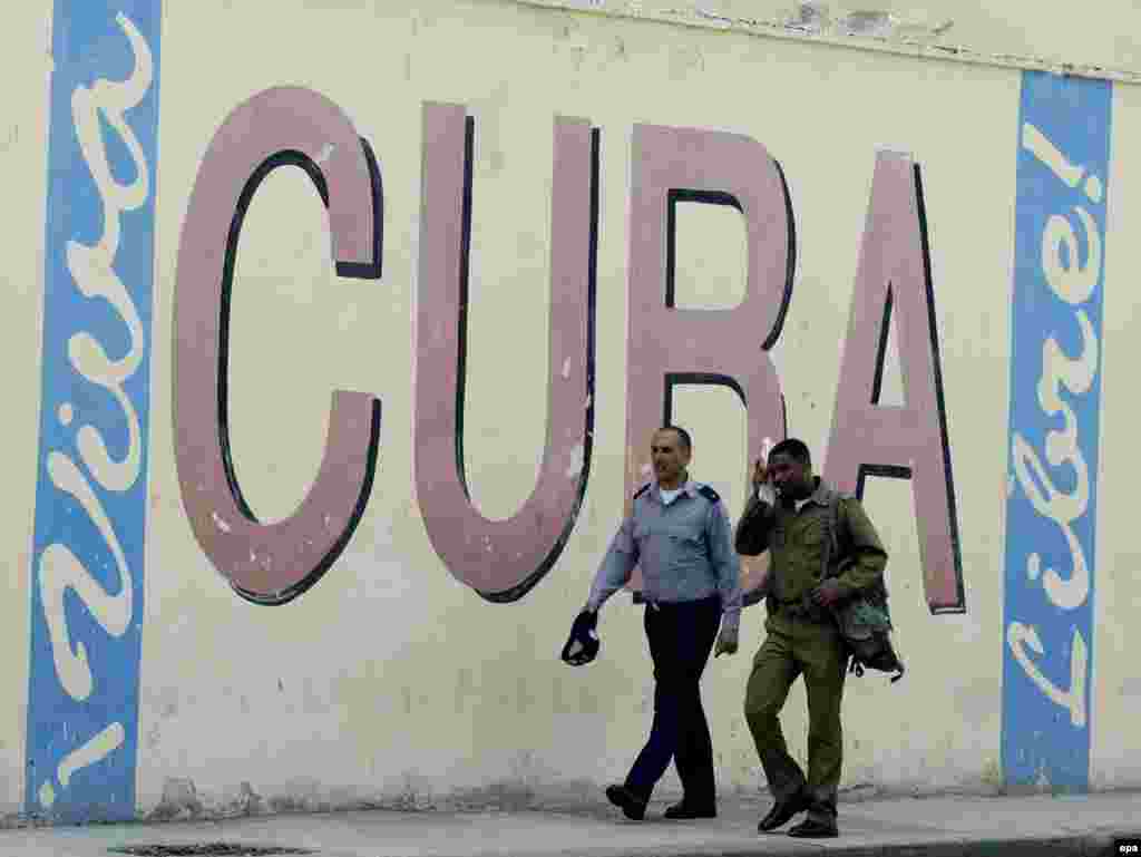 ماموران پلیس در هاوانا، در اوت ۲۰۰۶ ، چند روز پس از آن که فیدل کاسترو، به دلیل بیماری قدرت را به برادرش رائول سپرد.عکس از خبرگزاری (EPA).