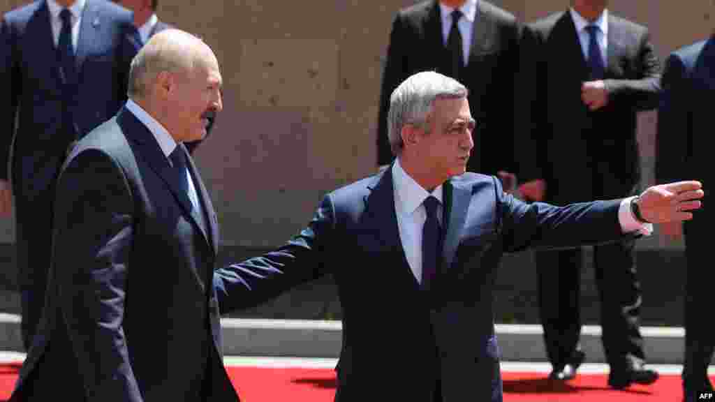 Армения - Президент Беларуси Александр Лукашенко (слева) и президент Армении Серж Саргсян во время официальной церемонии встречи у президентского дворца в Ереване, 13 мая 2013 г.