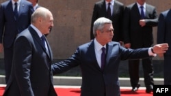 Armenia -- President Serzh Sarkisian and his Belarus counterpart Alexander Lukashenko (L) during a welcoming ceremony in Yerevan, 13May2013