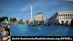 40-метровый крымскотатарский флаг на акции ко Дню национального флага крымских татар