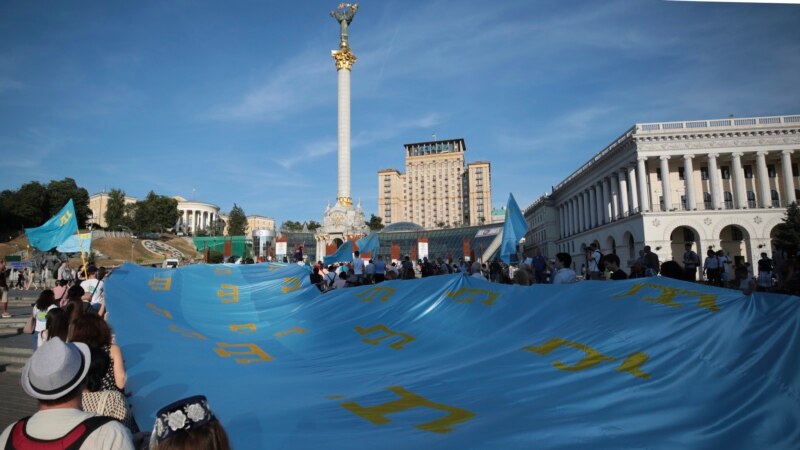 В центре Киева развернули 40-метровый крымскотатарский флаг (+фото)