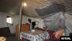 В таких палатках, вероятнее всего, проведут еще одну зиму жители села Сарабук