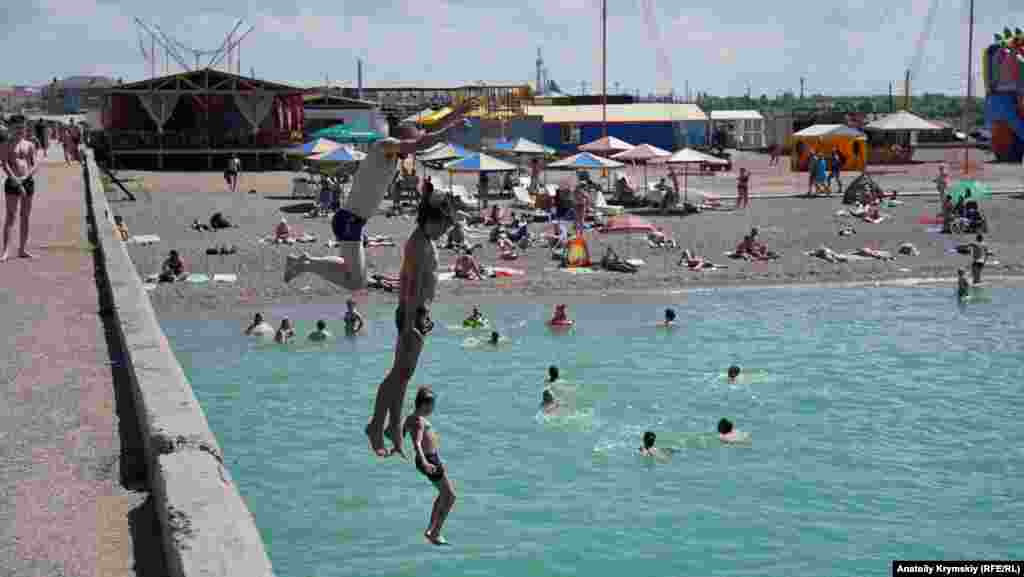 Пляжная жизнь по соседству с истребителями: июнь в крымской Новофедоровке