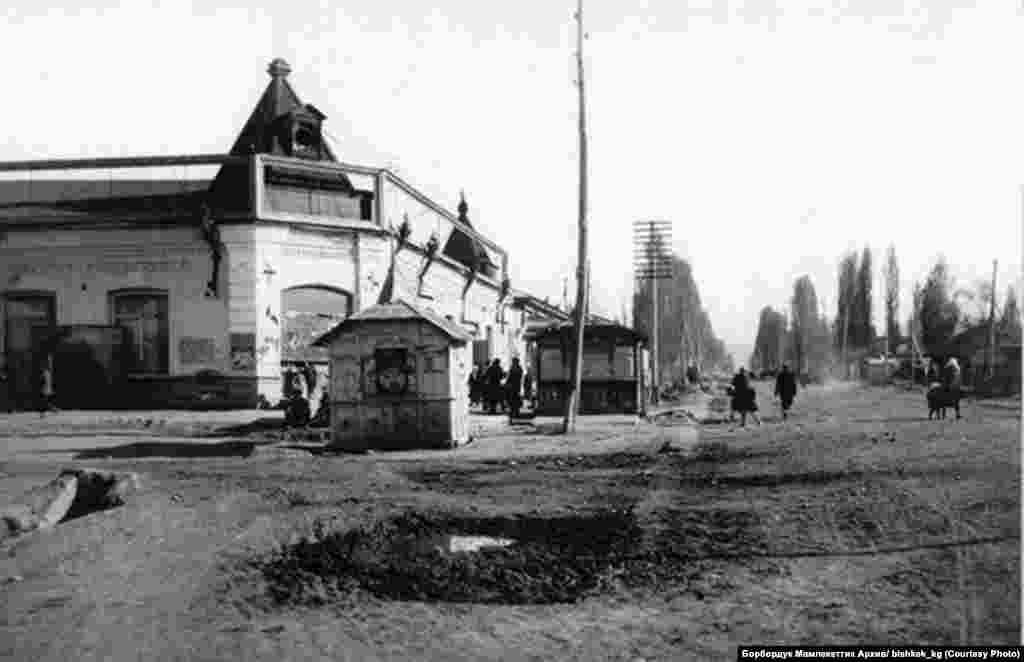 Фрунзе жана Совет көчөлөрүнүн кесилиши. 1928-жыл. Мындан эки жыл мурда Пишпек шаары Фрунзе деп өзгөртүлгөн.