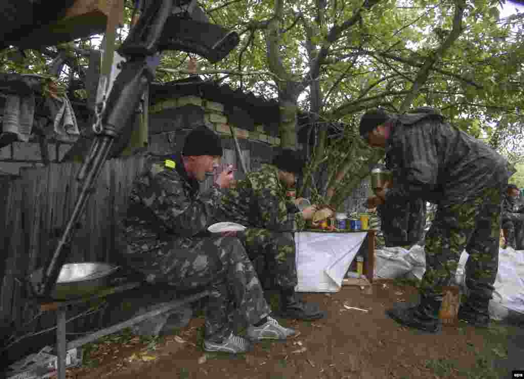 Сніданок на українському КПП біля Артемівська, 24 вересня 2014 року 