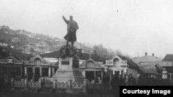 Monumentul generalului Stan Poetaș de la Soroca (Foto: Ion Țurcanu, Mihai Papuc, Basarabia în actul Marii Uniri de la 1918)