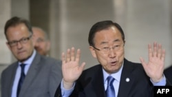 Michael Moller (majtas) së bashku me sekretarin e përgjithshëm të OKB-së Ban Ki-moon