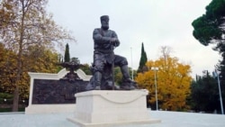 Памятник российскому императору Александру III в парке перед Ливадийским дворцом. Ялта, ноябрь 2017 года