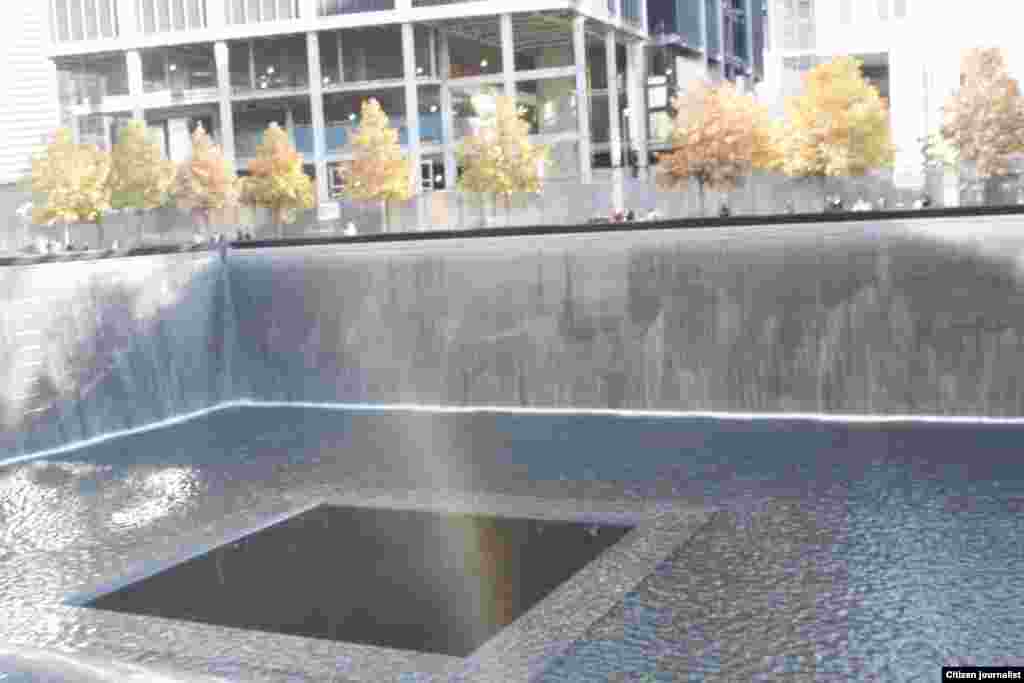 Нью-Йорк. 9/11 трагедиялъул къурбаназе бараб мемориалалда нур 