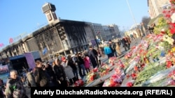 Люди вшановують пам'ять загиблих на Майдані Незалежності, Київ, 7 березня 2014 року