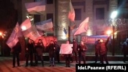 Активисты ранее также пикетировали российские посольства