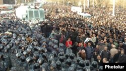 Armenia - Security forces confront protesters in Yerevan, 1Mar2008.
