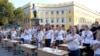 Одесские школьники во время массового диктанта по украинскому языку, 25 августа 2019