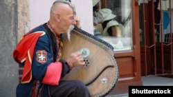 Украинский бандурист играет на улице в Кракове