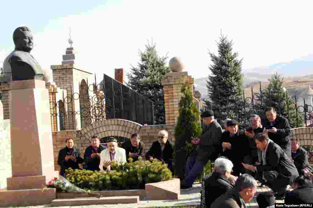 Родные и соратники Заманбека Нуркадилова на его могиле. Алматы, 12 ноября 2012 года.