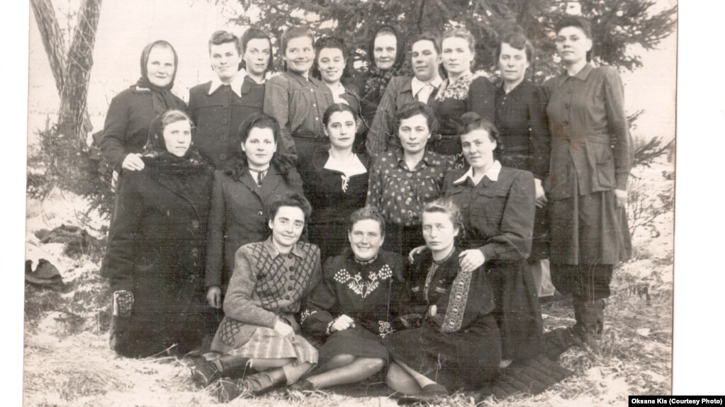 Жінки-політв’язні після звільнення. Фото Марії N., наділане родичам, 21 грудня 1955 р. Архів Музею Спілки політв’язнів «Меморіал» у м. Бучач Тернопільської обл. (б/н)