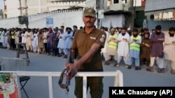 Pakistan. Goragda duran polisiýa ofiseri. Arhiw suraty